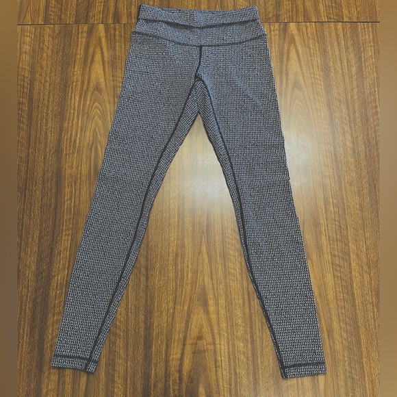 Lululemon B&W size 4 - Picture 1 of 4